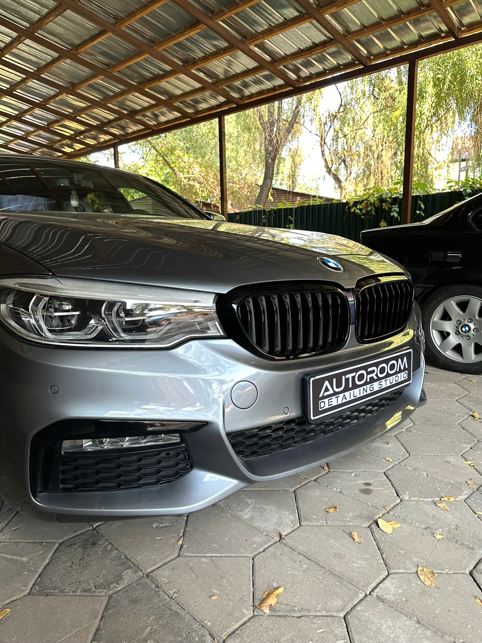 решетка радиатора bmw 520 удалили хром и покрасили в черный глянец
